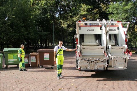 Nowoczesne śmieciarki w Kielcach mają dwie komory i… myją pojemniki