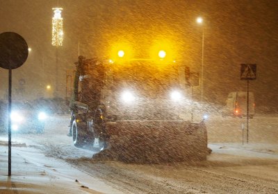 Mocne uderzenie zimy w Pile i całonocna praca drogowców