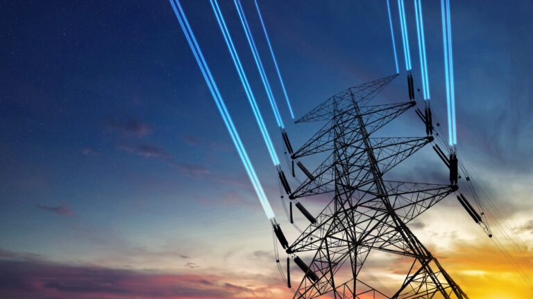 Słup wysokiego napięcia przesyłający elektroenergię